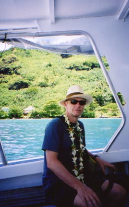 Gilles de Chabaneix, chapeau et collier de fleurs, sur un bateau